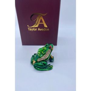 Taylor Avedon frog